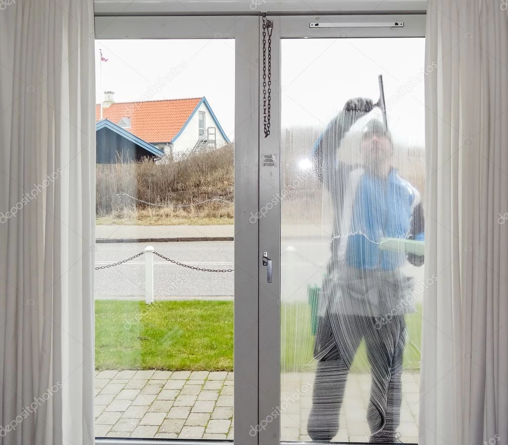 Απίστευτο! Με ένα απλό εργαλείο του 1 ευρώ, θα έχετε καθαρά χαλιά σε δευτερόλεπτα! (Εικόνες)